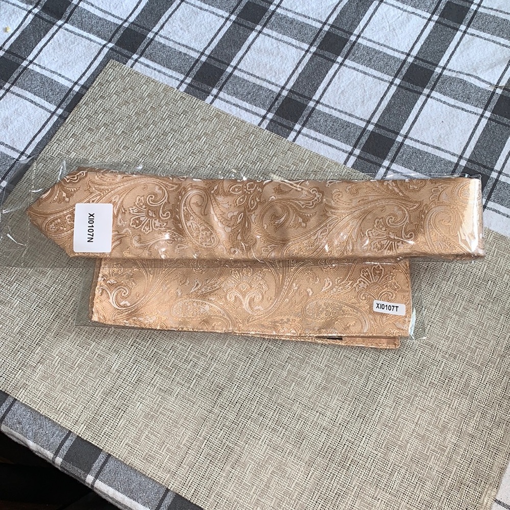Champagne patterned tie and pocket square